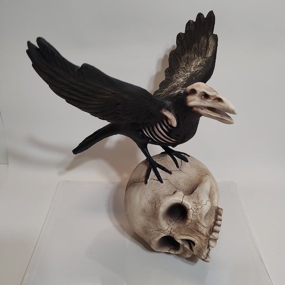Bethany Lowe - Halloween - Raven on Skull - Picture 1 of 8
